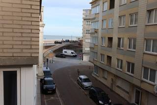 Op zoek naar een tweede verblijf aan zee of een comfortabele woonst op wandelafstand van het strand? Dit <strong>lichtrijk appartement met 2 slaapkamers</strong> biedt alles wat je nodig hebt voor een zorgeloos verblijf aan de kust.<br />De ligging is een absolute troef: op slechts enkele stappen van de <strong>Zeedijk</strong>, winkels, openbaar vervoer en restaurants. Ideaal als <strong>vaste woonst</strong>, <strong>tweede verblijf</strong> of <strong>investering aan zee</strong>!<br />Het appartement bestaat uit:
<ul>
<li><span>Een <strong>ruime inkomhal</strong> met <strong>apart toilet</strong></span></li>
<li><span>Een <strong>gezellige woonkamer</strong> met <strong>eetplaats</strong>, waar natuurlijk licht overvloedig binnenvalt. De lichte woonkamer met eetplaats vormt het hart van het appartement en biedt voldoende ruimte voor gezellige momenten met familie of vrienden.</span></li>
<li><span>De <strong>halfopen keuken </strong>is praktisch ingericht en<strong> volledig uitgerust met elektrische toestellen, </strong>waardoor koken een waar plezier wordt.</span></li>
<li><span>Een <strong>balkon met zijdelings zeezicht</strong> — perfect om te genieten van de frisse zeelucht</span></li>
<li><span><strong>Twee ruime slaapkamers </strong>(18,73 m² en 12,48 m²), ideaal voor gezin of gasten</span></li>
<li><span>Een <strong>badkamer</strong> voorzien van <strong>ligbad en handdouche</strong></span></li>
</ul>
Extra troeven:
<ul>
<li><span><strong>Fietsenberging</strong> aanwezig in het gebouw</span></li>
<li><span><strong>Kelder</strong> inbegrepen</span></li>
<li><span><strong>Verwarming op aardgas</strong></span></li>
<li><span><strong>Elektriciteit conform het AREI</strong></span></li>
</ul>
Dit appartement combineert <strong>comfort, ruimte en ligging</strong> — een unieke kans voor wie op zoek is naar een instapklaar pand aan de Belgische kust.<br />📞 <strong>Wenst u dit ruime appartement aan zee snel te bezichtigen?</strong><br />Neem contact op met <strong>Nicolas</strong> via <strong>0495/50.69.20</strong> of stuur een e-mail naar <strong>nicolas@jolieinvest.be</strong>.<br />