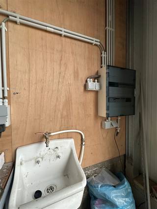 Te huur - loods van 100m² te Hamme Bent u als ondernemer op zoek naar een loods met uitstekende bereikbaarheid, verzorgde uitstraling en moderne...