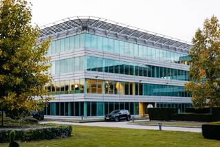 Ce complexe de bureaux, situé au milieu de la verdure, avec une belle vue et beaucoup de lumière naturelle, se compose de quatre bâtiments distincts, reliés par le parking souterrain. Look moderne, chaque plate-forme se compose d'un noyau central d'ascenseurs et une sanitaire, entouré par les bureaux. <br /><br />Le bâtiment offre également diverses installations telles qu'un restaurant et des services de restauration, un parking pour voitures et vélos, une piste de course, une salle de sport et des cours de spinning, une aire de déjeuner en plein air, des salles de réunion à louer, des douches et des vestiaires, un carwash, une blanchisserie, des bornes de recharge pour voitures, etc. <br /><br />• Des places de parking sont disponibles (950 €/place/an)<br />• Taxes et charges sur demande<br />• L'espace d'archivage est disponible (60 €/m²/an)<br />• Surface: 610 m²