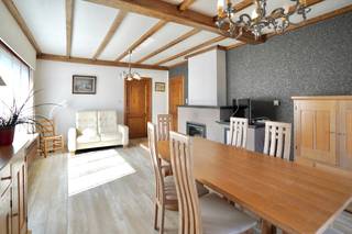 Op zoek naar een verzorgde woning op een rustige, centrale ligging? Deze charmante halfopen bebouwing in het centrum van Ertvelde biedt alles wat je nodig hebt voor comfortabel wonen.<br /><br />Gelegen in een aangename en rustige wijk, geniet je hier van de perfecte combinatie tussen kalmte en bereikbaarheid. De woning werd steeds netjes onderhouden door de eerste eigenaar en is volledig instapklaar, zonder renovatieverplichting (EPC-label C).<br /><br />Binnenin word je verwelkomd door een ruime en praktische indeling. De grote keuken vormt het hart van de woning en sluit aan op een handige achterberging. Dankzij de betonnen gewelven geniet je bovendien van een stevige en duurzame constructie. De verwarming gebeurt via centrale verwarming op aardgas.<br /><br />De woning beschikt over drie ruime slaapkamers, met de mogelijkheid om een vierde slaapkamer te creëren – ideaal voor grotere gezinnen of wie extra ruimte wenst voor een bureau of hobbykamer.<br /><br />Ook buiten heeft deze eigendom heel wat te bieden. Het dak werd vernieuwd in 2012 en is voorzien van 12 cm isolatie. Er is een oprit aanwezig en een aparte garage biedt extra opslag- of parkeerruimte. De nette tuin vormt een aangename plek om tot rust te komen en te genieten van het buitenleven.<br /><br />Kortom, een solide en ruime woning op een topligging, perfect voor wie zorgeloos wil wonen in een rustige omgeving met alle voorzieningen dichtbij.<br />Meer info of een bezoek? Mail naar hallo@wijsvastgoed.be !
