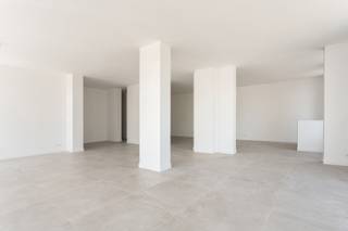 Handelsgelijkvloers op toplocatie!Bent u op zoek naar een unieke locatie voor uw zaak of investering? Ontdek dit uitzonderlijke handelsgelijkvloers...