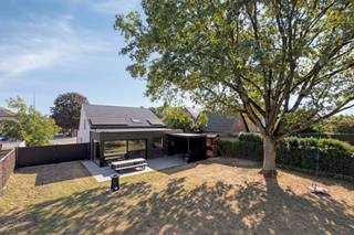 <p>Aan de Leuvensesteenweg in Muizen, op de grens van Mechelen, vind je deze ruime villa die meteen een warm en huiselijk gevoel oproept. Het is een pand waar je gezin alle plaats krijgt om te groeien, met een ligging die rust en bereikbaarheid perfect combineert. Wie op zoek is naar een instapklare woning met karakter en volop mogelijkheden, komt hier zeker aan zijn trekken. </p><p> </p><p>De woning biedt een leefbare oppervlakte van maar liefst 205 m², verdeeld over twee verdiepingen. In totaal beschikt de villa over vijf volwaardige slaapkamers (waarvan 1 op het gelijkvloers, momenteel gebruikt als speelkamer/bureau), ideaal voor een groot gezin of voor wie graag een thuiskantoor of hobbyruimte inricht. </p><p> </p><p>De ruime indeling van de leefruimtes zorgt voor een aangename flow doorheen de woning, waarbij elke ruimte zijn eigen functie en sfeer behoudt. De inkomhal brengt ons in de ruime living van maar liefst 35 m², verderdoor de eethoek aansluitend aan de prachtige nieuwe keuken van Dovy, volledig geïnstalleerd. Op het gelijkvloers hebben we ook nog een aparte berging, een wasruimte, kamer/bureau, vestiaire en gastentoilet.</p><p>Op de eerste verdieping hebben we 4 slaapkamers, een badkamer (met alle comfort) en een aparte WC. </p><p> </p><p>Buiten geniet je van een aangename tuin en een terras, met een gedeelte voorzien van een overkapping, perfect om tot rust te komen of te genieten van een zonnige namiddag. </p><p>Parkeren vormt geen probleem dankzij de aanwezige parkeergelegenheid op het terrein vooraan. De villa combineert de charme van een vrijstaande woning met de functionaliteit die past bij het moderne wonen van vandaag. Deze woning is volledig instapklaar gezien de totaalrenovatie ondergaan tussen 2020-2022. </p><p> </p><p>De ligging langs de Leuvensesteenweg zorgt voor een vlotte verbinding met zowel Mechelen als Leuven, en de nabijheid van diverse invalswegen maakt pendelen een fluitje van een cent. Scholen, winkels en openbaar vervoer bevinden zich op een boogscheut, waardoor je hier both de rust van Muizen als het gemak van de stad binnen handbereik hebt. Ben je nieuwsgierig geworden naar deze villa en wil je ze met eigen ogen komen bewonderen? Plan je bezoek in via onze website voor de eerste bezoekdag  – wie weet is dit binnenkort jouw nieuwe thuis.</p>