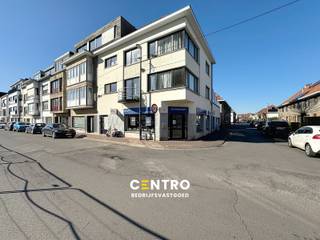 Commercieel gelegen handelspand (Circa 153m2) met garage op INTERESSANTE ligging te Knokke-Heist!INDELING:Gelijkvloers:Landschapsbureel - 3...