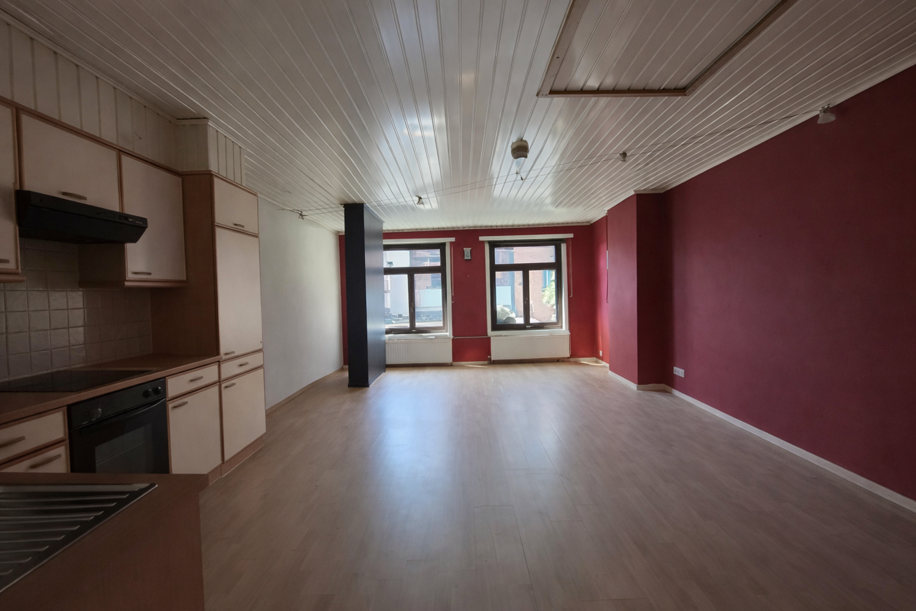 Ruim Magazijn Met Kantoor/woonruimte Te Huur In Hoboken! - foto 2