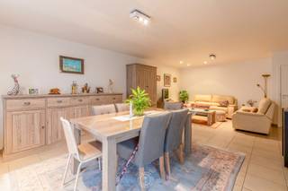 Dit instapklare appartement bevindt zich op de eerste verdieping van een mooie residentie, op <strong>wandelafstand van de Grote Markt</strong>, <strong>supermarkten</strong> en alle voorzieningen van het <strong>centrum van Sint-Niklaas.</strong><br /><br />De woning beschikt over een ruime leefruimte met toegang tot het eerste<strong> terras</strong> <strong>aan de voorzijde</strong>, een functionele keuken met aansluitende berging, en twee slaapkamers.<br />Aan de <strong>achterzijde</strong> bevindt zich een tweede<strong> riant terras</strong> waar het aangenaam vertoeven is.<br /><br />Verder beschikt het appartement over een <strong>brede overdekte autostaanplaats</strong> met inrit via de Joseph Lonckestraat en een zeer ruime<strong> kelderberging.</strong> Beide zijn <strong>inbegrepen in de verkoopprijs,</strong> wat zorgt voor extra comfort en opbergruimte.<br /><br />Een verzorgde en praktische woonst op een centrale locatie, ideaal voor wie comfortabel wil wonen dicht bij het stadscentrum.<br /><br />U kan een bezoek aanvragen via 03 502 98 74 of via emily@claves.be <br /><br /> 