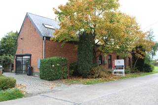 Deze woning (zonevreemd) is gelegen in het meest rustige/groene gedeelte van Koningshooikt op een perceel van 3460m² met een bewoonbare oppervlakte van meer dan 300m². Op het gelijkvloers vinden we: inkomhal, gastentoilet, leefruimte, hobbykamer, keuken, bijkeuken (met trap naar verdieping), bureau (met geluidskamer), technische ruimte, stockageruimte, garage, inkomhal aan achterzijde. Op de eerste verdieping vinden we een nachthal, 5 slaapkamers (waarvan enkele voorzien van airco), badkamer met ligbad/douche en enkele lavabo, 2de toilet. De tuin is zeer ruim (zon- en schaduwplekjes zijn voldoende aanwezig), ruime tuinberging en overdekt terras met BBQ. Het dak van de woning is vernieuwd en voorzien van zonnepanelen. Zowel vooraan als achteraan is een oprit voorzien. Een grondige opknapbeurt/renovatie is aan de orde (mogelijkheden zijn hier buitengewoon). Recente foto's van de binnenzijde van de woning zijn momenteel nog niet beschikbaar. Indien u op zoek bent naar een rustige omgeving dan is deze woning zeker een aanrader.<br /><br />Voor meer informatie en/of het maken van een afspraak: patrik@ampvastgoed.be en/of 0465/00.40.45 of 0465.00.40.44