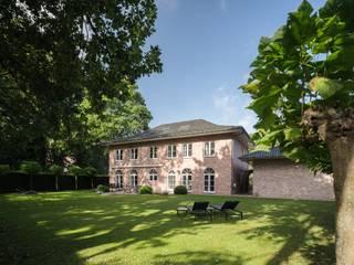 Bijzonder ruime en vrijstaande villa (BJ 1991) met een dubbele garage (124 m²) op een gunstig hoekperceel van 1.205 m² in Sint-Denijs-Westrem.  Je...