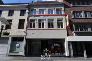 Dit mooie appartement met lift werd ingericht met kwalitatieve materialen. De ligging in het hartje van Maaseik, op wandelafstand van de markt met gezellige restaurantjes en in de nabijheid van winkels, scholen, sportcentra, ... is zeker een extra troef. Wanneer u dit appartement binnenkomt zal u meteen het luchtige en sfeervolle karakter ervaren.<br /><br />=> Eerste verdieping <br />- Leefruimte met mooie parketvloer en veel lichtinval<br />- Ingerichte keuken voorzien van een keramische kookplaat, afzuigkap, koelkast, vaatwasser en enkele inox spoelbak<br />- Eén slaapkamer met toegang tot binnenterras<br />- Badkamer ingericht met ligbad, inloopdouche en enkele wastafel in badkamermeubel<br />- Ruime en praktische berging/wasplaats<br />- Apart toilet<br />- Gezellig binnenterras<br /><br />=> Enkele bijzonderheden<br />- Aluminium ramen met dubbele beglazing<br />- C.V. op aardgas <br />- Lift aanwezig<br />- Parlofoon aanwezig<br />- Kelder- en fietsenberging aanwezig<br />- Servicekosten: ca. 50.-Euro/maand<br />- Beschikbaar per 01/11/2026<br /><br />=> Indeling<br />- Gelijkvloers: gemeenschappelijke inkomhal met lift en fietsenberging<br />- Eerste verdieping: inkomhal, leefruimte, keuken, slaapkamer, badkamer, berging en binnenterras.<br />- Kelder: private berging