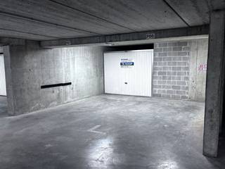 In het garagecomplex van residentie Gauquié, op verdieping -3, bevindt zich deze ruime dubbele garagebox met een bijkomende autostaanplaats ervoor.De...