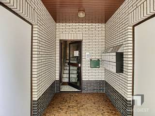 <p><span>Dit appartement heeft volgende troeven:</span></p><p><span>+ Ideaal gelegen vlakbij winkels/scholen/openbaar vervoer</span></p><p><span>+ Op 6 minuten van oprit E313</span></p><p><span>+ Op 5 minuten van centrum Tessenderlo</span></p><p><span>+ Ruimte woonkamer</span></p><p><span>+ Keuken met voldoende kasten</span></p><p><span>+ Twee slaapkamers</span></p><p><span>+ Badkamer met lavabo, ligbad en douche</span></p><p><span>+ Apart toilet</span></p><p><span>+ Ruime ondergrondse kelderberging</span></p><p><span>+ Garage</span></p><p><span> </span></p><p><span>De huurprijs is €845,00 inclusief de gemeenschappelijke kosten.</span></p><p><span> </span></p><p><span>Wenst u dit appartement te bezoeken?</span></p><p><span>Vraag dan zeker uw bezoek aan op onze website <span>www.immodiest.be/te-huur</span></span><span> via de </span><span>oranje knop</span><span>.</span></p><p><span>Van zodra wij uw gegevens hebben ontvangen nemen wij contact met u op.</span></p>
