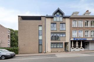 ✨ Te koop: ruim duplex appartement in hartje Genk ✨<br />Op zoek naar ruimte, comfort en een groene omgeving midden in de stad? Ontdek dit prachtig duplex appartement aan de Pastoor Raeymaekersstraat 23 bus 21, 3600 Genk.<br /><br />✅ 3 ruime slaapkamers<br />✅ Groot terras met prachtig zicht op groen<br />✅ Open keuken met leefruimte – ideaal voor gezellige avonden<br />✅ Ondergrondse staanplaats, kelderberging én extra staanplaats buiten<br />✅ 4 airco’s &amp; gashaard – comfort in elk seizoen<br />✅ Gelegen in het centrum van Genk – alles binnen handbereik<br /><br />Dit appartement combineert het bruisende stadsleven met de rust van een groene omgeving. Dankzij de royale indeling geniet je van licht, ruimte en een warm thuisgevoel.<br /><br />💰 Mis deze kans niet en maak van dit appartement jouw nieuwe thuis!<br />📞 Neem vandaag nog contact met ons op voor meer informatie of een bezichtiging: 0474 88 26 48