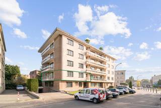 Découvrez cet appartement lumineux situé au premier étage de la résidence Wellington, bien entretenue et équipée d'un ascenseur. <br /><br />La disposition comprend un hall d'entrée avec vestiaire et toilettes séparées, un espace de vie confortable avec accès à une terrasse ensoleillée, une cuisine avec balcon attenant, deux chambres, dont une avec raccordement pour machine à laver, et une salle de bains avec baignoire et douche. <br /><br />L'appartement dispose d'une cave privative, ce qui offre un confort supplémentaire et un espace de rangement pratique. <br /><br />Bien que l'appartement soit en bon état, il offre un potentiel de rénovation, ce qui vous permet de l'aménager entièrement à votre goût. L'emplacement est excellent : à proximité des centres commerciaux, du Neerhof, des transports en commun et des principales voies d'accès. <br /><br />👉 Idéal pour ceux qui recherchent un logement abordable pour débuter ou une opportunité d'investissement intéressante! <br /><br />EPC 245 kWh/m².<br />électricité non conforme.