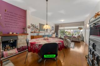 Op de Franchommelaan, een felbegeerde locatie in Blankenberge, treffen we dit ruim en uiterst lichtrijk appartement aan. Horeca, winkels en openbaar vervoer zijn gelegen op wandelafstand. <br /><br />Dit ruim twee slaapkamer appartement is op de eerste verdieping gelegen van de residentie San Marco. Men komt binnen via de ruime inkomhal van het appartement die op zijn beurt rechtstreeks toegang geeft tot de opvallend aangename woonkamer met een balkon en een prachtig uitzicht op de mini-golf en jachthaven. Aansluitend aan de woonkamer treft met de keukenruimte met berging. <br /><br />Verder is er een een apart toilet en een badkamer voorzien van enkele wastafel met ligbad en douchefunctie. <br /><br />Aan de achterzijde van het appartement bevinden zich 2 aangename slaapkamers (één grote en één iets kleinere). De kleinste kamer heeft toegang tot het terras achteraan die voorzien is van een handige berging. <br /><br />Het appartement wordt verwarmd door middel van centrale verwarming op aardgas en beschikt over dubbele beglazing. <br /><br />Hoewel dit appartement momenteel een renovatie of opfrissing vereist, biedt het een unieke kans om een droomwoning te creëren op een van de meest begeerde locaties van Blankenberge. Grijp deze kans om uw eigen stempel te drukken op dit pareltje aan de Belgische kust.<br /><br />Indien u een voorkeur geeft aan een andere verdieping, aarzel dan zeker niet om meer informatie te vragen. We kunnen in dit gebouw elke verdieping aanbieden in aankoop.<br /><br />Voor meer informatie of bezoek, neem gerust contact met ons op. Wij staan klaar om u te begeleiden bij deze unieke vastgoedervaring.<br /><br />Aarzel niet en leg nu uw afspraak vast!<br /><br />