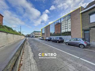 <u><strong>Benaderende OPPERVLAKTEN:</strong></u><br />Kantoor/showroom: 1.422m²<br />10-tal parkeerplaatsen<br /><br /><strong><u>INDELING:</u></strong><br /><u><strong>Kantoor/showroom:</strong></u><br />Onthaal - burelen - landschapsburelen - vergaderruimtes - kleedruimtes - serverlokaal - technische ruimte - archief - sanitair (toiletten, douche) -... <br /><br /><u><strong>AFWERKING:</strong></u><br /><u><strong>Kantoor:</strong></u> keramische vloeren - vast tapijt - tegelplafonds met airco en ventilatie - centrale verwarming - rookmelders - datavoorzieningen.<br /><br /><u><strong>NUTSVOORZIENINGEN:</strong></u><br />Elektriciteit (gescheiden kantoor/magazijn) 3 x 400V+N - gas - water -regenwater - ventilatie - internet/wifi - airco units - riolering.<br /><br /><u><strong>LIGGING:</strong></u><br />Op 3,5km van op-en afrit E403/A17.  Op 100m van de Kop van De Vaart.<br />Vlakbij centrum Roeselare (in nabijheid van winkels, restaurants, bakkerij, beenhouwerij etc.)<br /><br /><strong><u>* Bijzonderheden:</u></strong><br />- Prijzen per maand excl. lasten en onroerende voorheffing.<br />- Afsluitbaar met een 4-delige schuifpoort vooraan.<br />- Onze referentie op<strong> www.centro.be</strong>: <strong>P0427-D7k</strong> of contacteer ons via <strong>050700102</strong>.<br /><br /><strong>CENTRO | BEDRIJFSVASTGOED  </strong>is reeds 23 jaar<u> gespecialiseerd in de bemiddeling van commercieel- en bedrijfsvastgoed </u>in West- en Oost Vlaanderen.<br /><strong>Wilt u ook weten hoeveel uw bedrijfsgebouw waard is?</strong><br />Contacteer ons vrijblijvend voor een marktconforme waardebepaling van uw pand. 