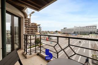 Ontdek dit uitzonderlijk ruime en lichtrijke 3-slaapkamerappartement, ideaal gelegen in een klassevolle residentie op het Stationsplein van Blankenberge. Dit recente appartement combineert comfort, ruimte en een uitstekende ligging met een energiezuinig karakter (EPC A).<br /><br />Een absolute troef zijn de twee zonovergoten terrassen, waar u op elk moment van de dag heerlijk kunt genieten van rust en buitenlucht. Bovendien geniet u van een open en aangenaam zicht op het Stationsplein. De indrukwekkende leefruimte baadt in het licht dankzij de grote raampartijen en biedt directe toegang tot de terrassen.<br /><br />De ingerichte keuken is voorzien van alle moderne comfort, een stijlvol granieten werkblad en tal van praktische opbergmogelijkheden. Aansluitend vindt u een handige berging met aansluiting voor een wasmachine.<br /><br />Het appartement beschikt over drie volwaardige slaapkamers met ingemaakte kasten. Eén van de slaapkamers heeft een eigen ensuite badkamer, wat extra privacy en comfort biedt. Daarnaast is er nog een tweede badkamer beschikbaar. Een apart gastentoilet is eveneens aanwezig.<br /><br />De onderhoudsvriendelijke tegelvloer loopt doorheen het volledige appartement en wordt aangevuld met individuele gasverwarming voor optimaal wooncomfort.<br /><br />Extra voorzieningen zijn onder meer een fietsenstalling en een privatieve kelder in het gebouw. Bovendien is er de mogelijkheid tot aankoop van twee staanplaatsen in de residentie.<br /><br />Kortom, een instapklaar en ruim appartement met recent bouwjaar en open zicht op een toplocatie, ideaal voor wie op zoek is naar comfort, licht en kwaliteit aan zee.