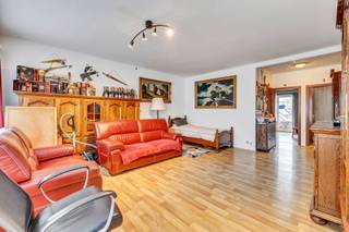 At the border between Ganshoren and Jette, on the 3rd floor of a small building with 4 units and no syndic, this bright apartment of ±85 m²...