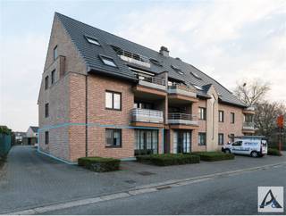 <p><span>Ruim Gelijkvloers Appartement van 107 m² met twee autostaanplaatsen</span></p><p><span> </span></p><p><span>Dit uitstekend gelegen gelijkvloerse appartement van 107 m² biedt een ideale combinatie van ruimte, comfort en moderne afwerking. Gelegen aan het Europaplein in Munsterbilzen, is dit appartement perfect voor wie op zoek is naar een instapklare woning bij een groene omgeving.</span></p><p><span>Het appartement beschikt over een ruime inkomhal met inbouwvestiaire kasten. Van hieruit is de ruime leefruimte met veel lichtinval. Plaats genoeg voor een gezellige tv-hoek, eetplaats en bureau.</span></p><p><span>Verder is er de keuken met ontbijthoek en van hieruit is de bergruimte bereikbaar.</span></p><p><span>Via de nachthal zijn de twee slaapkamers en badkamer met bad en dubbele lavabo bereikbaar. Het appartement beschikt over twee ruime slaapkamers van 12 en 15 m² die uitgeven op het ruime terras van 25m².</span></p><p><span>Binnen dit appartement is vooral gekeken naar comfort, naast de grote leefruimtes en slaapkamers, is dit appartement uitgerust met rolluiken en is recent een nieuwe condenserende gasketel geplaatst (2023).</span></p><p><span>Verder beschikt het appartement over een ondergrondse kelderberging en twee privé autostaanplaatsen (voorkant bouw + carport).</span></p><p><span> </span></p><p><span>Troeven opgelijst: </span></p><ul><li><span>lichtrijke en grote leefruimte</span></li><li><span>twee ruime slaapkamers</span></li><li><span>twee staanplaatsen</span></li><li><span>uitgerust met rolluiken en nieuwe gasketel</span></li><li><span>rustige locatie</span></li></ul><p><span>Kortom, dit gelijkvloerse appartement biedt een uitstekende combinatie van ruimte, moderne afwerking en functionaliteit. Het appartement is ideaal voor wie op zoek is naar een comfortabele woning met voldoende opbergruimte en praktische voorzieningen.</span></p><p><span>Neem contact met ons op voor meer informatie via 089/50.35.85 of via info@immopa.be</span></p><p><span> </span></p>