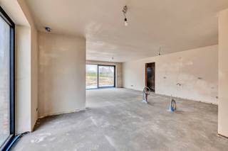 Voor meer info of een bezoek, bel 054 69 39 37 - Deze <strong>energiezuinige nieuwbouwwoningen</strong> met landelijke architectuur zijn gelegen in het rustige Denderhoutem. Winkels, scholen en openbaar vervoer bevinden zich in de nabijheid. De oprit E-40 naar Gent of Brussel bereikt men op 5 min. rijden. Op het gelijkvloers bevindt zich de ruime inkomhal met vestiaire, apart toilet en de trap om de eerste verdieping te bereiken. Verder is er op het gelijkvloers een ruime eet- en leefruimte met open keuken (voorzien van alle toestellen). Via een groot schuifraam in de leefruimte, bereikt men het <strong>aangelegd terras en de tuin</strong>. De <strong>garage</strong> heeft een deur die uitgeeft op de open keuken. Op de eerste verdieping omvatten de woningen <strong>drie ruime slaapkamers</strong>, een apart toilet en een badkamer voorzien van dubbele lavabo, bad en douche. Via een uittrekbare trap bereikt men de niet-afgewerkte zolder. Deze kan mits het betalen van een meerprijs ook afgewerkt worden. De woningen worden voorzien van een <strong>oprit</strong> voor het plaatsen van een wagen alsook een terras aanpalend aan de keuken/leefruimte. <strong>De afwerking van de woningen kan volledig zelf gekozen worden volgens smaak en budget.</strong> Het lastenboek, bouwplannen of verdere informatie kan verkregen worden op kantoor.<br /><br /><strong>*Prijs vermeld in de advertentie betreft prijs excl. BTW en kosten.</strong>