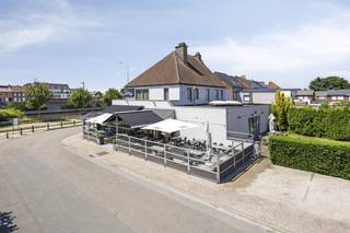 Le restaurant est le cœur de cet établissement. Grâce à son ambiance chaleureuse et à ses délicieuses expériences culinaires, il s'est bâti une solide réputation auprès de la communauté locale et au-delà. Le potentiel de croissance et de réussite est évident.Le parking spacieux offre aux clients le confort d'un parking facile, ce qui augmente l'accessibilité et l'attractivité de la propriété. De plus, la présence d'un magnifique plan d'eau ajoute une touche de paix et de charme à l'environnement, ce qui en fait une destination attrayante à diverses fins.La vente de ce bien est flexible et peut être discutée en fonction du type d'activité de l'opération. Que vous souhaitiez poursuivre les activités de restauration existantes, étendre à d'autres concepts hôteliers ou réaffecter le bâtiment à un autre usage commercial, les possibilités sont infinies ; pensez à un cabinet médical, à des professions libérales, au secteur du bien-être et de la protection sociale,...Contactez-nous dès aujourd'hui pour plus d'informations et pour organiser une visite !