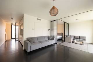 <p><span><strong>Volledig rolstoelvriendelijke assistentiewoning</strong></span></p><p><span><span> </span></span></p><p><span><span>Deze moderne assistentiewoning van </span><strong>62 m²</strong><span>, gebouwd in </span><strong>2017</strong><span>, biedt een ideale combinatie van comfort, zelfstandigheid en de mogelijkheid tot zorg en ondersteuning wanneer dat nodig is. De woning bevindt zich in een verzorgd gebouw, met beheer en ondersteuning door </span><strong>De Medemens</strong><span>, een specialist in assistentiewoningen.</span></span></p><p><span><span> </span></span></p><p><span><strong>Kenmerken van de woning:</strong></span></p><ul><li><span><strong>Volledig rolstoelvriendelijk</strong><span> en in uitstekende staat</span></span></li><li><span><strong>Overdekt terras</strong><span> waar u bij elk weertype van het buitenleven kunt genieten</span></span></li><li><span><strong>Zeer energiezuinig</strong><span> met </span><strong>E55</strong><span>, wat zorgt voor lage energiekosten</span></span></li><li><span><span>Mogelijkheid tot </span><strong>assistentie en zorg ter plaatse</strong></span></li><li><span><strong>Beperkte algemene kosten</strong></span></li></ul><p><span><span> </span></span></p><p><span><strong>Ligging en omgeving:</strong></span><br /><span><span>De woning is centraal gelegen op het </span><strong>Kiel</strong><span>, op wandelafstand van </span><strong>openbaar vervoer, scholen, winkels en straten</strong><span>. Alles wat u nodig heeft, bevindt zich binnen handbereik, wat het dagelijks leven zeer comfortabel maakt.</span></span></p><p><span><strong>Extra voorzieningen van het gebouw:</strong></span></p><ul><li><span><span>Gezellige </span><strong>gemeenschappelijke cafetaria</strong><span>, ideaal voor sociale contacten</span></span></li><li><span><span>Zeer ruime bezoekersparking</span></span></li><li><span><span>Professioneel beheer door </span><strong>De Medemens</strong><span>, gespecialiseerd in assistentiewoningen</span></span></li></ul><p><span><span> </span></span></p><p><span><span>Deze woning is perfect voor wie zelfstandig wil wonen, maar de zekerheid wil hebben van nabijheid van zorg en ondersteuning. Dankzij de combinatie van moderne afwerking, energiezuinigheid, een overdekt terras en uitstekende ligging, biedt deze assistentiewoning zowel comfort als gemak.</span></span></p><p><span><span> </span></span></p>