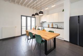 Localisation Ce duplex (118 m²) est situé Stijfselrui 47 en plein centre d’Anvers, à distance de marche de l’Eilandje et du MAS. Vous profitez...