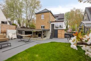 Langs de Kinderlaan, op de grens met Oostduinkerke en Nieuwpoort, bieden we u deze instapklare en open bebouwing met 4 slaapkamers aan. Deze...