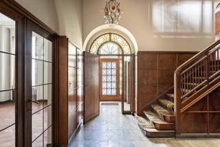 Deze karaktervolle herenwoning ligt in het centrum van Aalst en heeft een grote bewoonbare oppervlakte van 473 m². Op het gelijkvloers vindt u de inkomhal, een keuken en een leefruimte met zicht op de tuin. Daarboven bevindt zich nog een tweede leefruimte. De tussenverdieping heeft een extra kamer. Op de eerste verdieping liggen de nachthal, drie slaapkamers en twee badkamers. Via een vaste trap komt u op de zolder, die nog uitgebreid kan worden. Het huis beschikt ook over een garage (ideaal als fietsenberging) en een droge kelder. Buiten ligt een zuidgerichte tuin van 15 are met een bijhuis. De woning heeft centrale verwarming op stookolie. Optioneel is ook het pand in de Peperstraat 36 te koop voor 300.000€. Dit pand bestaat uit een appartement en garage. Een uitzonderlijke kans op een toplocatie!