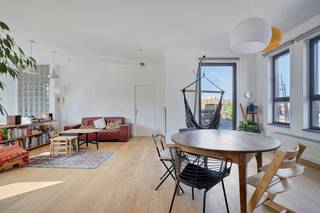 Penthouse (117m²) gelegen op de vierde verdieping. Dit appartement beschikt over twee ruime slaapkamers en een extra bureauruimte. Dankzij de grote raampartijen rondom het appartement geniet u hier van een aangename natuurlijke lichtinval.<br /><br />De grootste troef van dit appartement zijn ongetwijfeld de uitzonderlijke terrassen van maar liefst ca. 100m².<br /><br />De penthouse is als volgt ingedeeld:<br />- via de trap begeeft u zich naar de woonkamer met open keuken<br />- de keuken kan eventueel een opfrissing gebruiken en is voorzien van een vaatwasser en oven<br />- vanuit de lichtrijke woonkamer heeft u rechtstreeks toegang tot het terras. Dit loopt langs drie zijden van het appartement, waardoor u geniet van verschillende oriëntaties en de hele dag door van de buitenruimte kunt genieten<br />- aparte bureauruimte<br />- twee ruime slaapkamers<br />- badkamer voorzien van een enkele wastafel, douche en sauna<br />- apart toilet<br />- berging voorzien van aansluitingen voor wasmachine en droogkast<br />- privatieve berging op -1<br /><br />De ligging vlak bij het Zuidstation zorgt ervoor dat dit appartement uitstekend bereikbaar is met het openbaar vervoer. Bovendien bevindt u zich op slechts 15 minuten wandelen van de gezellige Brusselse Marollenwijk en het Sint-Gillisvoorplein.<br /><br />Dankzij het gunstige EPC-attest (label D) voldoet het appartement reeds aan de energetische normen die vanaf 2033 in Brussel worden opgelegd.<br /><br />Wenst u dit unieke appartement graag te bezichtigen? Dien dan een aanvraag in via onze website www.dewaele.com of neem contact op met Danielle Kaluza via 0491 27 21 88.