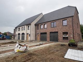 in de zomer 2026 zullen deze woningen voltooid zijn inclusief tuinaanleg, oprit en terras (5 prachtige lage energiewoningen).<br />Deze nieuwbouwwoning type half open bebouwing in een tijdloze pastorijstijl) heeft een bewoonbare oppervlakte van ca. 215 m2 en heeft volgende indeling: inkomhal met gastentoilet, een ruime leefruimte met zit- en eethoek, open keuken met aansluitende berging/wasplaats. Op de eerste verdieping bevinden zich drie slaapkamers en een ruime badkamer met toilet. Een vaste trap geeft toegang een volledig afgewerkte zolder met technische ruimte/berging. Deze woning beschikt over een inpandige garage inbegrepen in de prijs. warmtepomp lucht/water met vloerverwarming, vloerkoeling<br />Extra troeven: e-peil <20 !!, 8 zonnepanelen, ventilatiesysteem type D, tuinaanleg, terras en oprit is inbegrepen,<br />keuken twv 25.000 euro !, sanitair twv 7.000 euro + BTW , ceramische parketvloeren tot op de zolder !!<br />Alle prijzen zijn exclusief 6 % btw op de constructie en 12% registratierechten op de grond.<br />Maak gerust een afspraak voor een bezoek aan een kijkwoning, nog meer info op https://showcase.prompto.com/HR7TG