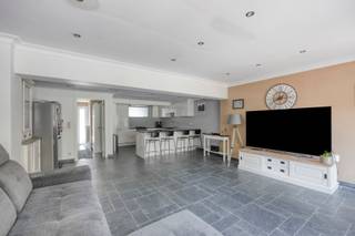 Te koop: Instapklare en gerenoveerde woning in Zaventem – €469.000
📍 Borreveldlaan 18, 1930 Zaventem
Bewoonbare oppervlakte: 162 m² (volgens EPC) – Perceel: 1a43
EPC: B – 182 kWh/m²/jaar | KI: €1.006
📅 Beschikbaar bij akte
Deze energiezuinige eengezinswoning (EPC B) werd volledig gerenoveerd in 2013 en is gelegen in een rustige woonwijk nabij de Brusselse Ring, E40/E19 en de luchthaven. De woning biedt 3 slaapkamers, 2 badkamers en een mooie tuin met oostoriëntatie en tuinhuis.
Indeling:
Gelijkvloers: inkomhal, lichtrijke leef- en eetruimte (33 m²), open keuken met ontbijthoek (12,5 m²), berging en toegang tot de tuin.
1e verdieping: zeer ruime slaapkamer (30,5 m²), badkamer met bad, douche, toilet en dubbele lavabo, aparte wasplaats.
2e verdieping: twee slaapkamers (11,8 m² en 18,5 m²), tweede badkamer met douche en toilet.
Troeven:
✔ Volledige renovatie in 2013 – ramen, leidingen, keuken, badkamers
✔ Dak vernieuwd in 2014
✔ Vaillant-gasketel (2019) – vloerverwarming op gelijkvloers
✔ Dubbele beglazing, PVC-ramen
✔ Geen asbest – waterverzachter – dubbele elektriciteitsteller
✔ Uitstekende ligging en bereikbaarheid
📞 Interesse? Contacteer ons op 02/731 07 07 of via immo@home-consult.be