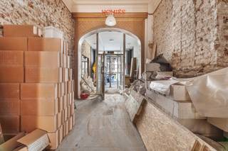 Graag presenteren wij u dit commercieel uitstekend gelegen (casco) handelspand op de Bondgenotenlaan, een van de drukste winkelstraten van Leuven. Dankzij de strategische ligging nabij het station profiteert deze locatie van een constante stroom voorbijgangers en maximale zichtbaarheid. De hoge ramen zorgen voor een overvloed aan natuurlijk licht en creëren een uitnodigende etalage die klanten aantrekt. De dynamische omgeving, met tal van winkels en horecazaken in de buurt, maakt dit pand bijzonder geschikt voor diverse commerciële activiteiten. Met zijn topligging, grote vitrine en hoge visibiliteit biedt dit handelspand een unieke kans voor ondernemers die op zoek zijn naar een strategische locatie in het hart van Leuven. Bovendien is dit pand reeds vergund voor horeca, mocht dit gewenst zijn. Verdere afwerking van het pand kan besproken worden met de verhuurder. EPB startverklaring beschikbaar. Interesse? Contacteer ons dan zeker voor meer informatie en/of een bezoek via info@homies.be. HOMIÉS – an Eye for Immo!