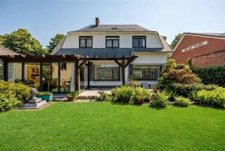 <p><span>In een rustige en groene woonomgeving aan de </span><span>Wijngaardlaan</span><span> in </span><span>Schoten</span><span> bevindt zich deze charmante </span><span>villa</span><span> op een mooi perceel van maar liefst </span><span>1.063 m²</span><span>. Hier geniet je van ruimte, privacy en een uitstekende bereikbaarheid, met </span><span>scholen</span><span>, </span><span>winkels</span><span>, </span><span>openbaar vervoer</span><span> en diverse recreatiemogelijkheden in de nabije omgeving. Ook het </span><span>Peerdsbos</span><span>, het </span><span>Gemeentepark Schoten</span><span> en talrijke fiets- en wandelroutes bevinden zich vlakbij.</span></p><p><span>Via de ruime </span><span>inkomhal met vestiaire</span><span> kom je in de lichtrijke </span><span>doorzonliving</span><span>, waar grote raampartijen zorgen voor een aangename verbinding tussen voor- en achtertuin. De leefruimte geniet van een mooi uitzicht op het groen rondom de woning. Aansluitend vind je de </span><span>ingerichte keuken</span><span> en een gezellige </span><span>veranda</span><span>, waar je het hele jaar door kan genieten van het zicht op de tuin.</span></p><p><span>Op de verdieping bevinden zich </span><span>3 volwaardige slaapkamers</span><span>. Eén slaapkamer beschikt over een </span><span>eigen douchekamer met wastafel en toilet</span><span>. Daarnaast is er een ruime </span><span>badkamer</span><span> met ligbad en wastafel.</span></p><p><span>De woning beschikt verder over een </span><span>diepe garage</span><span>, een </span><span>kelder</span><span> en een </span><span>zolder</span><span>, wat zorgt voor heel wat extra bergruimte en mogelijkheden.</span></p><p><span>De grote troef van deze eigendom is zonder twijfel de </span><span>prachtige tuin</span><span>. Dankzij het ruime perceel geniet je hier van rust, privacy en tal van mogelijkheden voor gezinnen, tuinliefhebbers of wie op zoek is naar extra buitenruimte. De ruime oprit biedt bovendien plaats aan meerdere voertuigen.</span></p><p><span>Troeven:</span></p><ul><li><span>Villa op perceel van 1.063 m²</span><span> </span></li><li><span>Rustige, residentiële ligging</span><span> </span></li><li><span>3 slaapkamers</span><span> </span></li><li><span>Doorzonliving met zicht op tuin</span><span> </span></li><li><span>Veranda</span><span> </span></li><li><span>Diepe garage, deels kruipruimte en deels kelder en zolder</span><span> </span></li><li><span>Ruime oprit met veel parkeergelegenheid</span><span> </span></li><li><span>Nabij </span><span>Peerdsbos</span><span>, scholen, winkels en openbaar vervoer </span></li></ul><p><span>EPC F: renovatieplicht van toepassing.</span><span> Deze woning biedt een uitstekende opportuniteit voor wie een karaktervolle villa naar eigen smaak en normen wil moderniseren.</span></p><p><span>Interesse in deze woning met uitzonderlijk potentieel op toplocatie in Schoten? Neem contact op via 036466655 of christophe@sinjoor.be.</span></p>