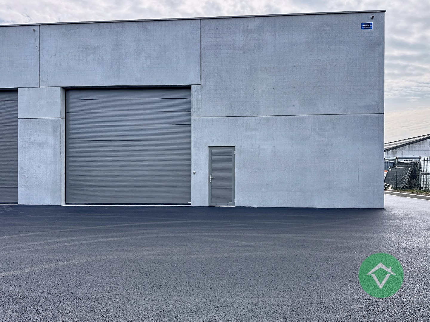 Nieuwbouw loods KMO-UNIT te koop – 192 m² met 2 parkeerplaatsen inbegrepen op de industriezone te Aartrijke - foto 2