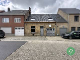 Charmante gezinswoning met veel potentieel, centraal gelegen in het hart van Koekelare, op wandelafstand van scholen, winkels en lokale handelaars.Op...