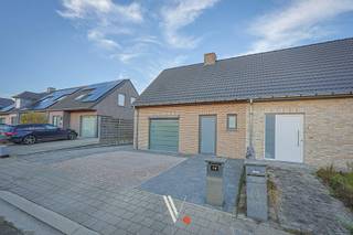 ✨ BEZOEKDAG 20/12 – Mis deze kans niet! ✨<br />Ontdek deze recente halfopen bebouwing op zaterdag 20 december, enkel op afspraak.<br /><br />Deze <strong>verzorgde</strong> woning bevindt zich in een<strong> rustige, kindvriendelijke wijk</strong> in het hart van gezellig Rumbeke (Roeselare). <strong>Parkeren kan vlot</strong>: er zijn openbare parkeerplaatsen vlakbij én een private oprit. De woning bevindt zich vlakbij de invalswegen en supermarkt (Albert Heijn)<br /><br />De woning werd gebouwd in 2010, werd recent volledig geschilderd en verkeert in uitstekende staat. Dankzij het <strong>EPB-label B</strong> en de <strong>conforme elektriciteit</strong> is dit een instapklare topper.<br />Met 2 slaapkamers is dit de ideale starterswoning.<br /><br />Ook als <strong>opbrengsteigendom</strong> is deze woning bijzonder interessant: een huurprijs van €890 of meer is perfect haalbaar. <br />In 2023 werd er trouwens een <strong>conformiteitsattest </strong>afgeleverd. <br /><br />Indeling:<br />- Gelijkvloers: inkomhal met gastentoilet, lichtrijke leefruimte met open keuken, praktische berging (met o.a. CV-installatie en waterverzachter)<br />- Verdieping: 2 slaapkamers en badkamer met toilet<br />- Zolderruimte<br /><br />Kortom: een woning die je absoluut gezien moet hebben! Maak snel je afspraak voor de bezoekdag.