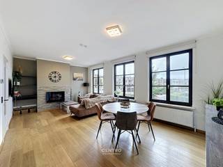 Interessant appartement, die tevens zeer geschikt is als opbrengsteigendom op wandelafstand van de Zee, het openbaar vervoer en vlakbij een parkje!<br /><br /><strong>INDELING:<br /><u><em>Eerste verdieping:</em></u></strong><br />Inkomhal met vestiaire - RUIME living met ingerichte vernieuwde open keuken (o.a. met fornuis, dampkap, microgolfoven, koelkast én diepvries) - afzonderlijk gastentoilet - badkamer (O.a. met recent lavabomeubel, ligbad met geïntegreerde douche en voorzieningen voor wasmachine) - 2 RUIME slaapkamers - berging!<br /><br /><u><strong>Opmerkingen:</strong></u><br />- Recente hoogrendementsketel op aardgas.<br />- DUBBELE beglazing.<br />- Mogelijkheid tot overname meubilair!<br />- Elektriciteit volledig GOEDgekeurd!<br />- Epc = 227 kWh/m2 (Opgemaakt VOOR plaatsing nieuwe CV).<br />- GEEN SYNDICUS = Weinig gemeenschappelijke kosten!<br />- Parkeergelegenheid in de buurt.<br /><br />Het appartement wordt momenteel verhuurd als vakantie-appartement (GOEIE bezetting), waardoor u een mooi RENDEMENT kan verkrijgen! Uiteraard ook zeer geschikt als hoofdverblijf! Goed gelegen: Op wandelafstand van de zee, winkels, scholen, openbaar vervoer, sportaccommodatie... Aarzel zeker niet om ons te contacteren voor verdere info en/of een bezoek ter plaatse: 050/70.01.02 - info@centro.be.