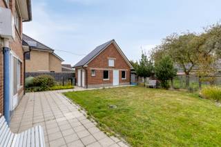 Raadpleeg JUNOvastgoed.be voor bijkomende documenten, attesten, virtuele rondleiding,...<br />Rustig gelegen open bebouwing, traditioneel en robuust gebouwd, op een perceel van 961m².<br />Via de ruime inkomhal, de centrale plaats van deze woning, is er directe toegang is tot de lichtrijke leefruimte, de leefkeuken en de inpandige garage. <br />De verdieping beschikt over VIER zeer ruime slaapkamers met oppervlaktes tussen 13,9 en 14,7m²! Eveneens terug te vinden op de verdieping is de badkamer met nachttoilet.<br />Aan opslagruimte geen gebrek in deze woonst want er is een praktische stapelzolder en een ruime en koele kelder van 20m². Verder staan er op het perceel nog verschillende bijgebouwen.<br />Deze woning werd steeds goed onderhouden, mits de nodige aanpassingswerken is deze parel klaar voor een nieuwe toekomst! Pluspunten : vernieuwd dak, dubbele beglazing, automatische sectionaalpoort,...