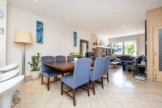 ANDERLECHT, nabij Neerpede, mooie woning van ± 145 m². Het is als volgt ingedeeld: inkomhal met trappenhuis, woon-/eetkamer van ± 35 m², open keuken van ± 15 m², 3 grote slaapkamers (± 35 m², ± 15 m² en ± 12 m²), badkamer, tuin van ± 50 m² met terras van ± 16 m² en kelder/wasruimte. Alle oppervlakten zijn indicatief. EPC : G, 118kg/ (m²/ jaar). Technische aspecten: recente gasboiler, rolluiken (gelijkvloers en slaapkamers). Te bezoeken zonder uitstel! INFORMATIE TREVI NORD: 02.410.10.30.
Bezoek ook onze Facebookpagina Trevi Nord
