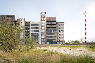 De Zeeschorre biedt wonen aan zee te midden van ongerepte natuur.<br /><br />Hier verrijzen binnenkort 8 doorzonappartementen.<br /><br />Vanuit de woonkamer heeft u uitzicht op de schorren en duinen, het strand en de zee. Aan de achterzijde kijkt u uit over het natuurgebied de Vuurtorenweiden en de oude vuurtoren van Heist.<br />'s Avonds geniet u van de lichtjes van de haven en het geruis van de golven.<br /><br />Deze kleinschalige en exclusieve residentie beschikt over ruime terrassen aan de voor- en achterzijde, en is afgewerkt met hoogwaardige materialen getekend door de lokale architect Piet Bailyu.<br /><br /><strong>Appartement 4.1:  (Vierde verdieping)</strong><br /><br />Indeling:<br /><br />Inkomhal, vestiaire, berging, toilet, leefruimte met zeezicht uitgevend op het terras, volledig ingerichte open keuken, 2 slaapkamers met groot zuidgericht terras, douchekamer met inloopdouche en dubbele lavabo<br /><br />Gemeenschappelijke fietsenberging op het gelijkvloers met toegang via de Jozef D'hoorelaan (3 fietshaken per appartement)<br /><br />Mogelijkheid tot aankoop van een ruime berging in de kelderverdieping.