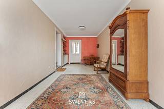 Voor meer info en foto’s, surf naar www.swevers.be – Aan Markt 1 in Tongeren-Borgloon bevindt zich dit karaktervolle herenhuis met maar liefst 346 m² bewoonbare oppervlakte. De woning dateert van voor 1850, kende tussen 2009 en 2013 reeds een grondige restauratiefase en biedt vandaag volop mogelijkheden voor een verdere renovatie naar eigen smaak. Op het gelijkvloers vind je ruime leefvertrekken met onder meer een living van 41,20 m², eetkamer van 13,32 m², keuken van 12,08 m² en berging. In totaal beschikt de woning over zes slaapkamers en drie wc’s, ideaal voor een groot gezin of wie extra kamers wenst voor thuiswerk, hobby’s of gasten. Ook aan bergruimte is er geen gebrek. De kelder meet 60,24 m² en de uitzonderlijk ruime zolder maar liefst 136 m², wat bijkomende mogelijkheden biedt mits de nodige vergunningen en technische haalbaarheid. Het perceel van 6 are omvat een noordelijk georiënteerde tuin en een garage. De centrale ligging is een extra troef: winkels, scholen, horeca, ontspanning en openbaar vervoer bevinden zich op korte afstand. Ook de fruitboomgaarden en het bekende doorkijkkerkje liggen vlakbij. Een bijzonder renovatieproject voor wie ruimte, karakter en een centrale ligging wil combineren.Voor meer informatie, bel 012 699 900. Bron bewoonbare oppervlakte: EPC –verslag. Dit pand is onderworpen aan de renovatieverplichting van de Vlaamse overheid voor residentiële gebouwen (behoudens bij sloop binnen 5 jaar na de aankoop). Consulteer voor meer informatie de website van het Vlaams Energie- en Klimaatagentschap via https://www.vlaanderen.be/een-huis-of-appartement-kopen/renovatieverplichting-voor-residentiele-gebouwen.