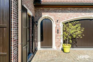 -- Bezoeken enkel op afspraak -- In de Kleine Ganzenbaan, een rustige en doodlopende straat pal in het centrum van Welle, bevindt zich deze ruime en karaktervolle villa met maar liefst vier slaapkamers, een inpandige garage en een bijzonder fraaie, volwassen tuin. Een ideale eigendom voor wie op zoek is naar ruimte, kwaliteit, groen en privacy, en dit op een aangename en centrale ligging. Vanaf het moment dat u de woning betreedt, wordt u verwelkomd door een verzorgde inkomhal die meteen de kwalitatieve uitstraling van de woning weerspiegelt. Kwalitatieve materialen en een verzorgde afwerking vormen een rode draad doorheen de verschillende leefruimtes. Op het gelijkvloers geniet u van een lichtrijke leefruimte met voldoende plaats voor een comfortabele zithoek en eetplaats. Aansluitend bevindt zich de ruime leefkeuken, die eveneens rechtstreeks toegang biedt tot de tuin. Daarnaast beschikt deze verdieping over een praktische berging die ook perfect kan worden ingericht als bureel of extra slaapkamer, een afzonderlijk toilet en een ruime inpandige garage. Een absolute troef is de naadloze verbinding tussen de leefruimtes en de tuin. Zowel vanuit de woonkamer als vanuit de keuken kijkt u uit op een prachtig aangelegde en volledig uitgegroeide tuin. Deze groene buitenruimte vormt een ware oase van rust en privacy, midden in het dorpscentrum. De inpandige garage biedt plaats aan één à twee wagens en zorgt daarnaast voor heel wat extra bergruimte. Praktisch én comfortabel, zowel voor dagelijks gebruik als voor wie nood heeft aan bijkomende opslag. Op de eerste verdieping bevinden zich vier ruime slaapkamers, een afzonderlijk toilet en de badkamer. De slaapkamers bieden dankzij hun mooie oppervlaktes tal van mogelijkheden en maken deze woning bijzonder geschikt voor gezinnen, thuiswerkers of koppels die graag over extra ruimte beschikken. De slaapkamer aan de voorzijde beschikt bovendien over een vaste buitentrap, waardoor deze ruimte ook afzonderlijk toegankelijk is. Dit opent interessante mogelijkheden voor wie een atelier, praktijkruimte, kantoor of professionele activiteit aan huis wenst te combineren met de woonfunctie. Bent u op zoek naar een ruime en klassevolle villa met vier slaapkamers, een inpandige garage en een uitzonderlijk mooie tuin? Dan verdient deze veelzijdige woning in de Kleine Ganzenbaan te Welle absoluut uw aandacht. Ontdek zelf de ruimte, het karakter en de unieke groene omgeving tijdens een bezoek. Plan snel uw bezoek via info@immolierman.be of op 053 89 99 66.