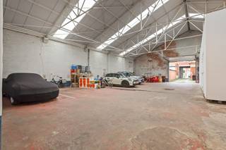 <p><span>Multifunctionele woning mét gigantisch magazijn en showroom (450 m²)!</span></p><p><span>Dit uitzonderlijke pand combineert het comfort van een instapklare woning met de ongeëvenaarde mogelijkheden van een ruim magazijn én showroom ideaal voor wie wonen en werken wil combineren of nood heeft aan veel opslagruimte.</span></p><p><span>Ligging<br /></span><span>Gelegen in een autoluwe en groene omgeving, op wandelafstand van openbaar vervoer, winkels en het prachtige Fort 5-park. Scholen en belangrijke invalswegen bevinden zich vlakbij, waardoor zowel rust als bereikbaarheid gegarandeerd zijn.</span></p><p><span>Indeling woning</span></p><ul><li><span>Gelijkvloers:</span><span><br /></span><span>Ruime open ruimte die momenteel dienstdoet als opslag, maar ook perfect kan worden ingericht als bureau, praktijk of hobbyruimte. Apart sanitair aanwezig. Via een half niveau hoger bevindt zich de eerste slaapkamer.</span></li><li><span>Eerste verdieping:</span><span><br /></span><span>Lichte, ruime leefruimte met grote ramen. Aansluitend een ingerichte keuken (oven, spoelbak, inductiekookplaat, vaatwasser) met toegang tot een gezellig terras. Badkamer is voorzien van een toilet, lavabo en inloopdouche met aangrenzend de tweede volwaardige slaapkamer.</span></li></ul><p><span>Magazijn &amp; showroom<br /></span><span>Achter de woning bevindt zich een indrukwekkend magazijn van maar liefst </span><span>350 m²</span><span> met een aparte toegangspoort, én een aangrenzende showroom van </span><span>100 m²</span><span> met aparte ingang. Deze ruimtes bieden eindeloze mogelijkheden: opslag, productie, atelier, handelsruimte, events</span></p><p><span>Extra troeven</span></p><ul><li><span>Uitzonderlijke combinatie van woning + professioneel bruikbare ruimtes</span></li><li><span>Totaaloppervlakte magazijn &amp; showroom: 450 m²</span></li><li><span>Meerdere toegangen en indelingsmogelijkheden</span></li><li><span>Strategische ligging in rustige, groene buurt met uitstekende bereikbaarheid</span></li></ul><p><span>Een pand als dit komt zelden op de markt ideaal voor ondernemers, zelfstandigen, creatieve beroepen of gezinnen die extra ruimte waarderen.</span></p><p><span> </span></p><p><span>Op zoek naar woning met magazijn op een toplocatie?  Mis deze kans niet en plan vandaag nog uw bezoek!</span></p>