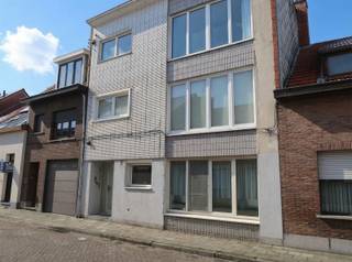 Dit centraal gelegen gelijkvloers appartement is ruim en praktisch ingedeeld, met een woonkamer vooraan, ingerichte keuken met recente...
