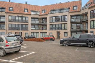 Mooi appartement gelegen in het rustige Lissewege met een vlotte bereikbaarheid richting kust of richting Brugge. Het appartement is gelegen op het eerste verdiep in een mooie residentie en bestaat uit de inkomhall met toilet, ruime leefruimte met een zithoek palend aan het zuidgerichte terras, eethoek, halfopen keuken met terras. Bergruimte in de hall met aansluiting voor wasmachine, twee slaapkamers en een badkamer met lavabo en ligbad. Mogelijkheid om een garagebox aan te kopen palend aan de residentie. Ref.A514