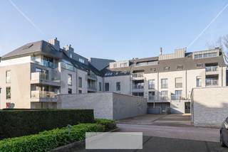 <p><strong>6% BTW MOGELIJK - LAATSTE PENTHOUSE TE KOOP</strong><br /><br />Bent u benieuwd? Wacht niet en mail ons op <strong>verkoop@groepthiers.be</strong> of bel <strong>0499/11 77 66</strong> - <strong>056 21 61 61</strong><br /><br />Deze luxueuze penthouse (167 m²) met 2 terrassen van samen (17,44 m²) ligt tegenover het park Baron Casier.<br />De Grote Markt van Waregem bevindt zich op wandelafstand.<br />Elke dag geniet u van een <strong>prachtig frontaal zicht op het park Baron Casier</strong>.<br />Een heel grote troef is dat er<strong> GEEN inkijk</strong> is in uw appartement.<br />Er is heel <strong>veel lichtinval</strong> doordat dit een 'doorkijk appartement' is.<br /><br />Hecht u belang aan <strong>heel veel privacy</strong><br />Stelt u lichtinval op prijs<br />Droomt u van een terras waar u 's morgens kan ontbijten, met zicht op de Gaverbeek<br />Of kan u nu al genieten van het idee dat u 's avonds op terras de vogeltjes hoort fluiten en geniet van een mega panoramisch zicht op park Baron Casier<br /><br />Contacteer ons en vergewis u zelf van deze unieke penthouse, die zich op de volledige 4de verdieping bevindt. <br /><br />Via de inkom, komt u binnen in de <strong>leefruimte</strong> die werkelijk een <strong>open en lichtrijk gevoel </strong>geeft doordat er zich aan <strong>beide zijden van de leefruimte een terras met fenomenale verzichten</strong> bevindt. In de living vindt u de nodige voorzieningen voor een <strong>gashaard</strong>, wat ervoor zorgt dat u werkelijk kan genieten van gezellige momenten. De leefruimte is voorzien van<strong> vloerverwarming</strong> waardoor u geen last heeft van radiatoren (mogelijkheid tot uitbreiding met vloerkoeling), ideaal om mooie meubels of schilderijen te plaatsen. Aansluitend aan de leefruimte, bevindt zich de <strong>open keuken</strong>. Hier heeft u een <strong>fenomenaal zicht op park Baron Casier</strong>. U waant zich werkelijk in het park terwijl u aan het koken bent.<br /><br />Deze unieke penthouse beschikt over <strong>2 zeer grote slaapkamers, elk voorzien van een eigen badkamer</strong>. De Master bedroom, met zicht op park Baron Casier, beschikt over een badkamer met ligbad, douche en wastafel. Er is zowel een <strong>gastentoilet</strong> als een <strong>nachttoilet </strong>aanwezig, evenals een <strong>grote berging </strong>waar alle nutsvoorzieningen aanwezig zijn.  <br /><br />In de kelder beschikt u ook over een <strong>private kelderberging van 7,33 m²</strong><br /><br />U heeft de mogelijkheid om een <strong>grote bovengrondse private garagebox</strong> bij te kopen (<strong>6,2 meter diep</strong>), dewelke zich achteraan de residentie bevindt.<br /><br />Bent u benieuwd? Wacht niet en mail ons op <strong>verkoop@groepthiers.be</strong> of bel <strong>0499/11 77 66</strong> - <strong>056 21 61 61</strong></p>