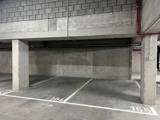 Op zoek naar een autostaanplaats? Dan is dit voor jou!In dit gebouw heb je een ondergrondse garage waar je jouw auto veilig kan parkeren.We hebben op...