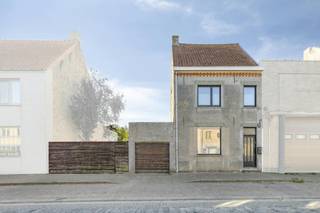 This partially renovated house is located at Izenbergestraat 80 in Izenberge and has a spacious plot of no less than 1,156 m². The house offers a pleasant living space, two bedrooms and a spacious attic with possibilities to create a third bedroom. An absolute asset is the spacious, south-facing garden, ideal for those who like to enjoy peace, greenery and outdoor space.<br /><br />Ground floor layout:<br />- entrance hall<br />- storage<br />- bright living space<br />- kitchen with induction hob, dishwasher, refrigerator and oven<br />- bathroom with shower, sink and toilet<br />- storage room with washing machine connection<br /><br />First floor layout:<br />- bedroom 1 (17m²)<br />- bedroom 2 (12m²)<br /><br />Spacious attic (31m²) with the possibility to create a third bedroom.<br /><br />Advantages:<br />- spacious plot of 1,156 m²<br />- large, south-facing garden<br />- partially renovated house<br />- spacious attic of 31 m² with the possibility of a 3rd bedroom<br />- various options to further finish the house to your own taste<br /><br />An interesting home for those looking for a spacious garden and a home with opportunities to further renovate and decorate according to their own wishes.<br /><br />This property is subject to the renovation obligation imposed by the Flemish government for residential buildings (unless demolished within 5 years of purchase). For more information, consult the website of the Flemish Energy and Climate Agency at https://www.vlaanderen.be/een-woning-kopen/renovatieverplichting-voor-residentiele-gebouwen<br /><br />Register of measures: no<br /><br />These AI visualizations are intended as inspiration. No technical specifications, urban planning regulations, or concrete realization possibilities were taken into account.