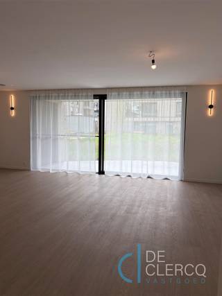 Prachtig nieuwbouwappartement te huur in een gloednieuwe residentie vol rustgevend groen te Lochristi!Het appartement wordt betreden langs een ruime...