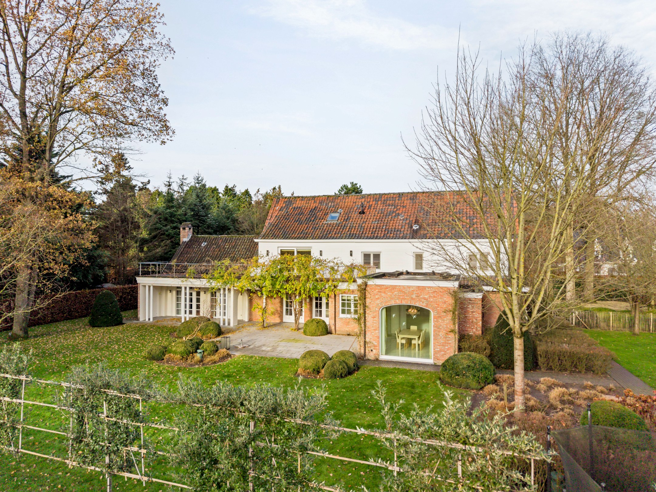 Klassieke, tijdloze villa op 2.162 m² met prachtig aangelegde tuin en bijgebouw te Schilde-Bergen - foto 2