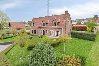 Rustig & landelijk gelegen villa met o.a. een bewoonbare oppervlakte van 230 m², 4 slaapkamers, aangename tuin, veel lichtinval en biedt...